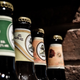 Imagen para el artículo titulado Por qué la cerveza se sigue vendiendo en botellas de cristal en lugar de plástico